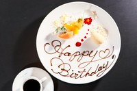 アイスとケーキの盛り合わせのバースデーバージョンです、コースご予約のお客様にはデザートがついておりますので、無料でバースデーメッセージご用意させて頂きます。