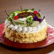 バースデーケーキも手作りでお造りさせて頂きます、お名前などメッセージもご用意させて頂きます。