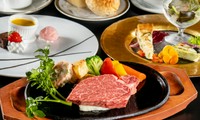 アイスとケーキの盛り合わせのバースデーバージョンです、コースご予約のお客様にはデザートがついておりますので、無料でバースデーメッセージご用意させて頂きます。