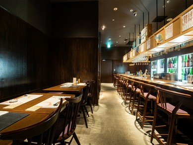 シックな木目基調のお洒落で落ち着いた大人の空間