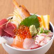 魚は、旬な時季ほど美味しくて安い。豊洲市場でその日活きの良い旬な魚を選んで、その日中にお届けします。