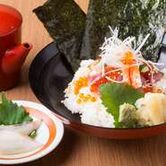海鮮丼に、最後は旨味と風味をたっぷり含んだ鯛のお出汁でお茶漬けに。二度おいしく楽しめる贅沢な一品。