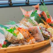 魚は、旬な時季ほど美味しくて安い。豊洲市場でその日活きの良い旬な魚を選んで、その日中にお届けします。