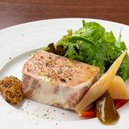 豚のほほ肉を使用した当店自慢の一品。