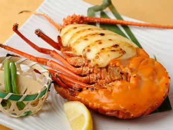 伊勢海老の半身を豪快にいただく『伊勢海老の中納言焼』