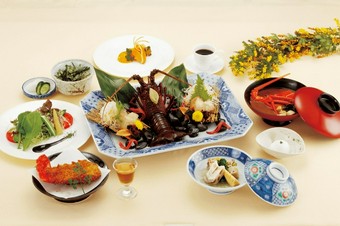 ランチもやっぱり伊勢海老の活造りという方にお勧めのコースです。