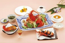 「伊勢海老のサラダ」と季節の「伊勢海老　焼物」をお楽しみいただけます。