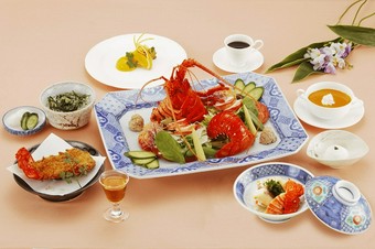 「伊勢海老のサラダ」と「伊勢海老のあんかけ」をお楽しみいただけます。