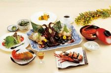 「伊勢海老の活造り」と季節の「伊勢海老　焼物」をご堪能ください。