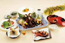 「伊勢海老の活造り」「伊勢海老の天麩羅」季節の「伊勢海老の焼物」をお楽しみいただけます。