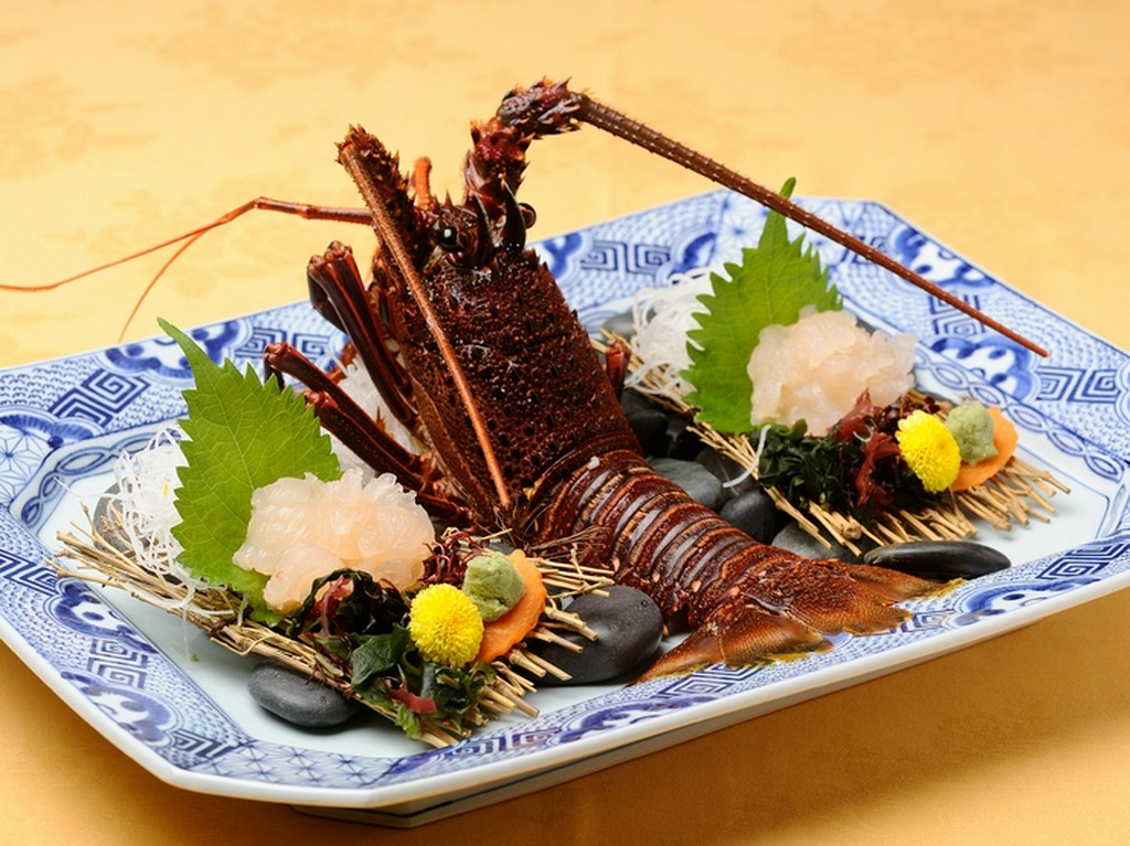 新鮮かつ高品質な素材を贅沢に味わえる『伊勢海老の姿造り』