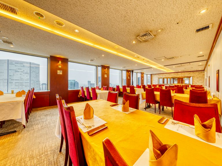 大きな窓と高い天井。開放感溢れるダイニングで楽しいひとときを