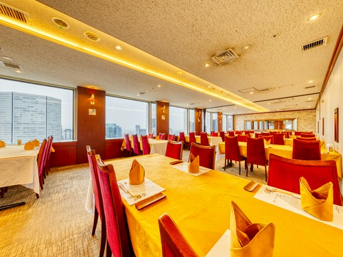 大きな窓と高い天井。開放感溢れるダイニングで楽しいひとときを