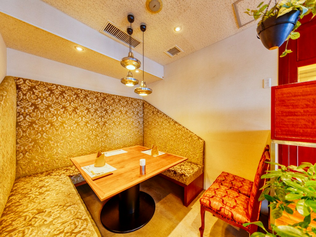 豪華絢爛。ゴールドを基調としたソファー席の個室
