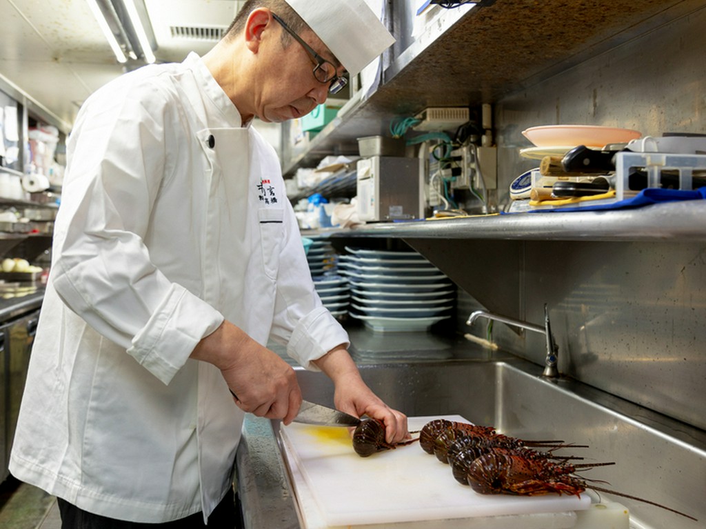 水槽で泳いでいた伊勢海老を、豪快かつ丁寧にさばく料理長