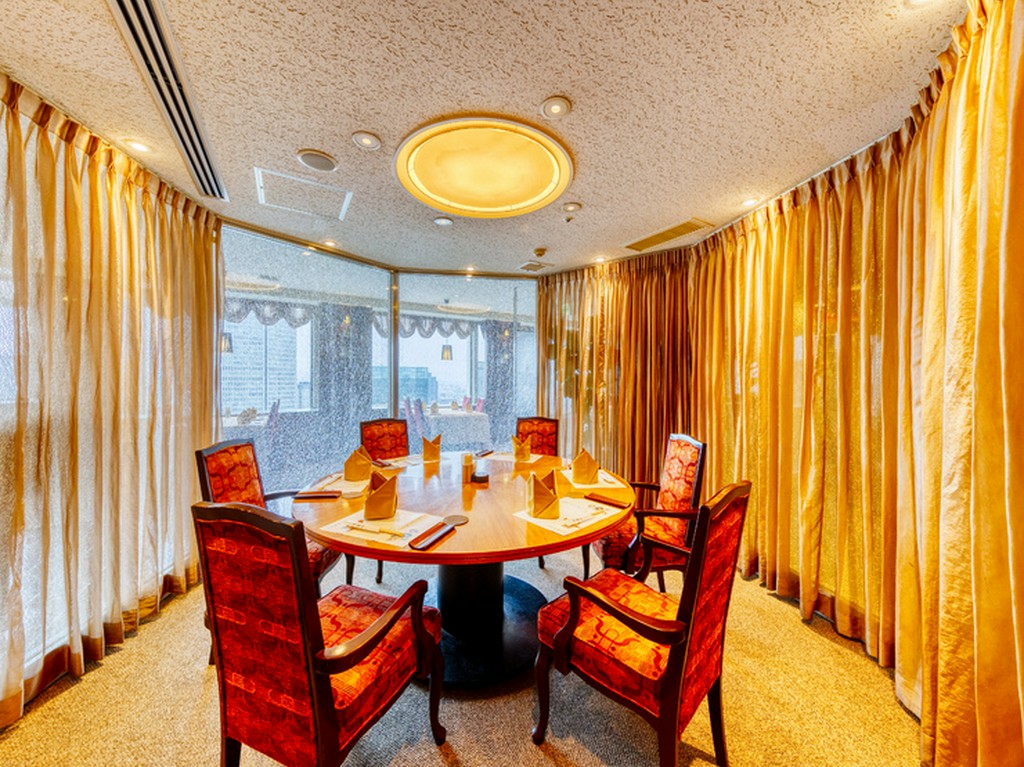 家族の祝事にぴったり。互いの顔を見ながら食事ができる円卓