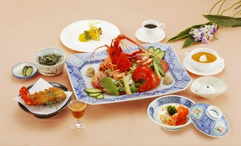 伊勢海老を旬菜と共に堪能する「伊勢海老のサラダ中納言風」からスタート。その他揚げ物や餡かけ等をご用意