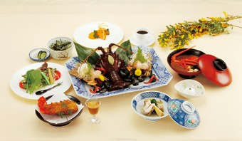 「伊勢海老の活造り」からスタートするランチ限定コース。その他全１０品