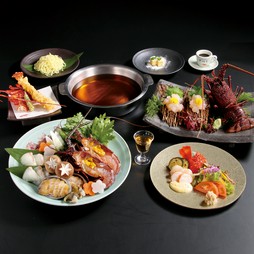 活造りの甘みと、特選天麩羅の香り、旨味を丸ごと溶け込ませた海鮮鍋で心ゆくまで伊勢海老をご堪能ください