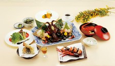 「伊勢海老の活造り」「伊勢海老の天麩羅」季節の「伊勢海老の焼物」をお楽しみいただけます。