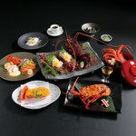 伊勢海老の活造りから冷製仕立て、和み焼等、
さまざまな調理法で伊勢海老を味わい尽くすコースです。