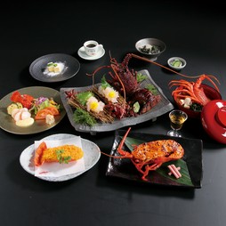 伊勢海老の活造りから冷製仕立て、和み焼等、
さまざまな調理法で伊勢海老を味わい尽くすコースです。