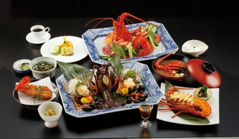 伊勢海老を名物のサラダや活造り、焼物など余すところなくご堪能いただける中納言の一番人気のコースです。