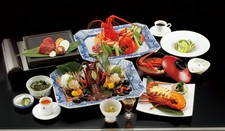 伊勢海老を名物のサラダや活造り、焼物と共に「国産牛フィレ肉の石板焼き」もお楽しみいただけるコースです