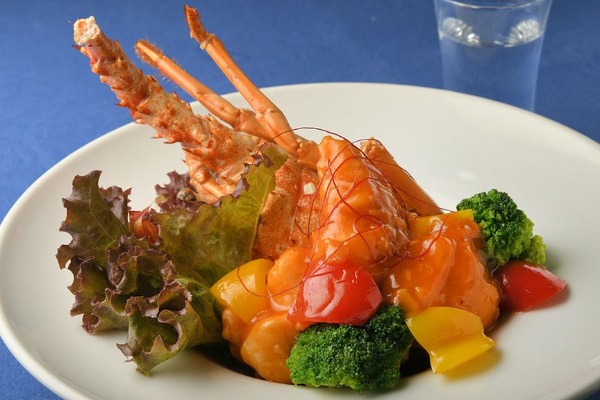 ソースが素材の魅力を際立たせた『伊勢海老のチリソース』M:片身(1/2尾)分/S:ひと口サイズ