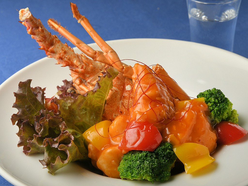 ソースが素材の魅力を際立たせた『伊勢海老のチリソース』M：片身（1／2尾）分／S：ひと口サイズ