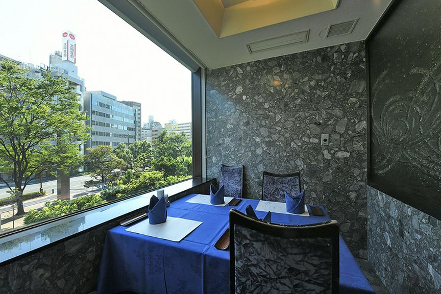 深い青が映えるオシャレな内装。海を感じさせる洗練された雰囲気