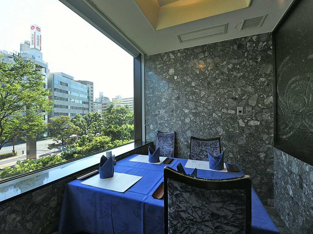 深い青が映えるオシャレな内装。海を感じさせる洗練された雰囲気