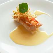 旬の魚介料理が豊富なお店。『金目鯛のソテー』は皮のパリパリ感とふっくらした身の焼き加減が絶妙！ ソースは素材によって、ヴァンブランソースやマリナーラソースなどを使い分けています。
