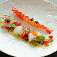 車エビやカンパチなど、その日に仕入れた鮮度抜群な食材を盛り合わせた前菜で、素材の持ち味を堪能できます。盛り付けも美しく、まるで絵画のよう。経験豊富なシェフの腕前がいかんなく発揮された一皿です。