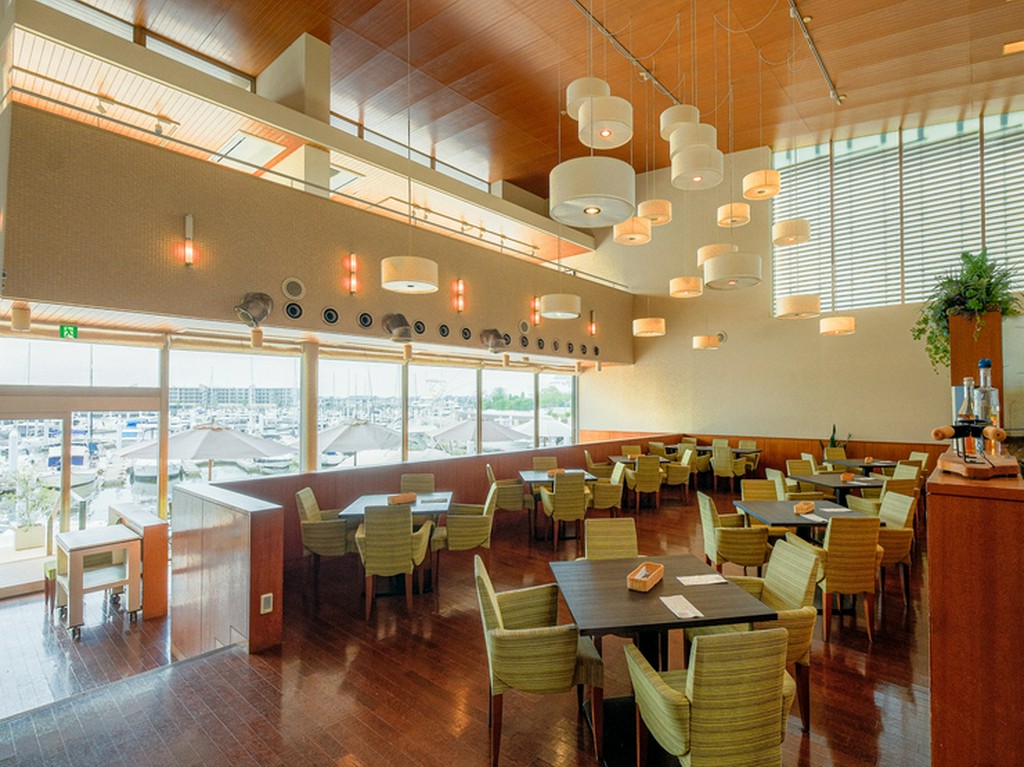 テーブル席で構成される店内はゆったり広々とし、85名まで収容