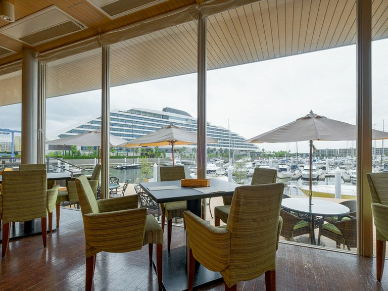 大きな窓からはマリーナに停泊する数々のヨットが望めます