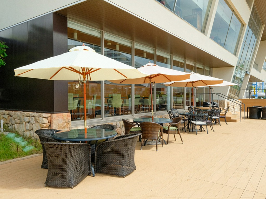 天気のよい日は外のテラス席がおすすめ