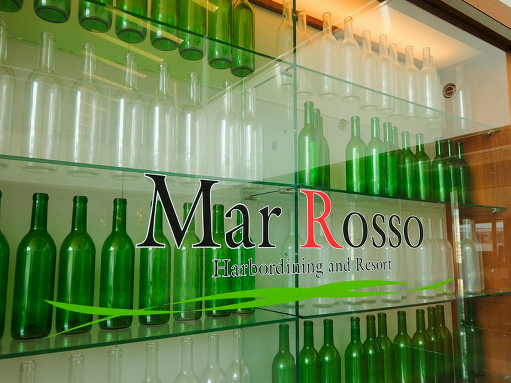 ワインボトルがエントランスのオブジェに使われ、お洒落な雰囲気