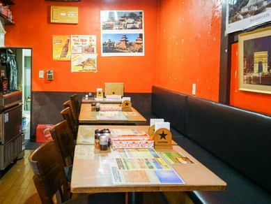 「バリエーション豊富な料理を囲んで盛り上がる歓送迎会」