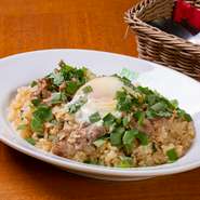 パスタと共に【リュリュ】を支え続けている看板メニュー。濃厚なバターでご飯を炒め、さらに牛肉の旨みを纏わせれば完成。たっぷりと散らされたしその豊かな香りが食欲をくすぐります。