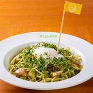 芝をイメージしたグリーン色は、ジェノヴェーゼソースで再現。カップに見立てた半熟卵に旗を立て、ゴルフ場ならではのアイデアが盛付けにも活かされています。