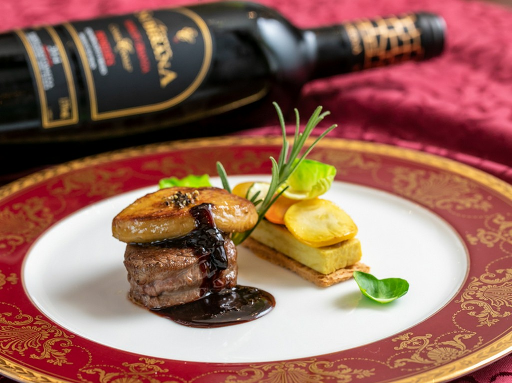 深みのある味わいに陶酔する『牛フィレ肉のポワレ』。特別な日にはグレードアップでオーダーしてみては