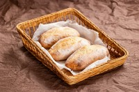 中央に1本のクープ(切れ込み)を入れた、まわりはパリッと中はもっちりとした触感の香ばしい小ぶりのフランスパンです。
