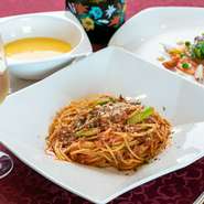 5種類のパスタから好みの一皿が選べるパスタランチ。前菜やサラダにも旬の素材を取り入れ季節を楽しめます。※写真はイメージになります。