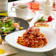 新鮮野菜のサラダと自家製ドルチェがついた『パスタランチ』は週替わりの2種類からパスタをチョイス。こだわりのトマトソースを使った、イタリアの郷土料理『ポモドーロ』のまろやかな風味が心に残ります。