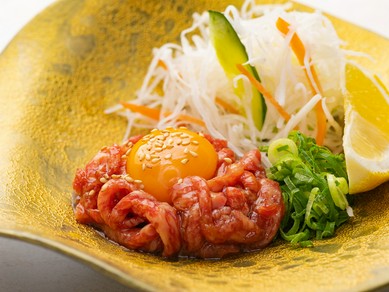 とろけるような食感がたまらない『黒毛和牛生ユッケ』
