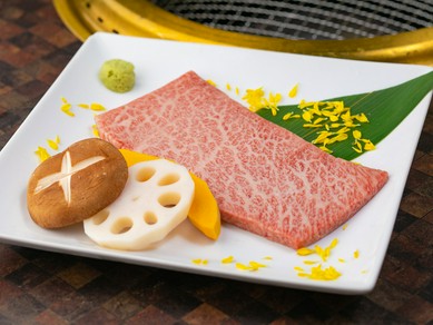 焼肉の王道とも言える、A5ランク国産黒毛和牛の『特選カルビ』。旨みたっぷりジューシーな肉質は唯一無二