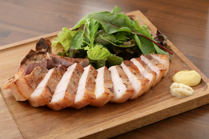 金井さんの育てた埼玉産米豚骨付きロースの炭火焼