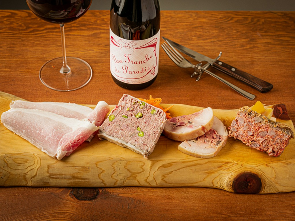 丁寧につくり込むことで、肉のおいしさを最大限引き出した、本格的な自家製の『シャリキトリー盛り合わせ』