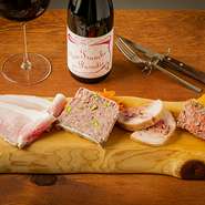 厳選食材を使ったシャリキトリーを4種類、日替わりで盛り合わせに。画像は2人前で、左から岩手岩中豚のジャンボンブラン、国産合鴨のテリーヌ、大山鶏のガランティーヌ、子羊のテリーヌ。異なる味わいを楽しめます。